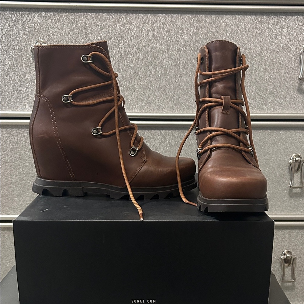 Sorel Women's Chocolate Lace-Up Boots - size 7.5